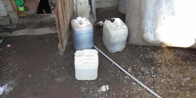 Harminc liter pálinkát és huszonöt liter bort lopott