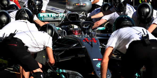 Jó a Mercedes, Hamilton fürdik a boldogságban