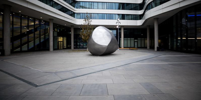 Gömböcök leptek el egy londoni kiállítást