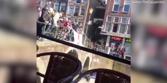 Az angol szurkolók sörrel öntötték nyakon a turistákat - videó