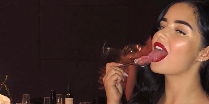 Rózsaszirmok takarják Demi Rose meztelen idomait - Fotó
