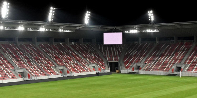 Villanyfényben úszott az épülő diósgyőri stadion - képek