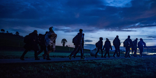 Körbevették a rendőröket a migránsok egy németországi szálláson