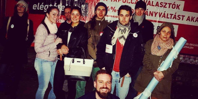 Gulyás Márton csapata a jobbikos Rig Lajos lányaival rongálta a fideszes plakátokat