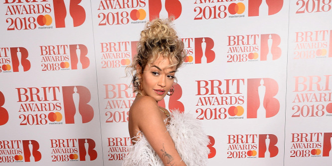 Rita Ora megmutatta gömbölyű, meztelen melleit - Fotó (18+)