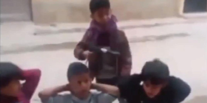Megdöbbentő felvétel: terroristásat játszanak a líbiai gyerekek - videó