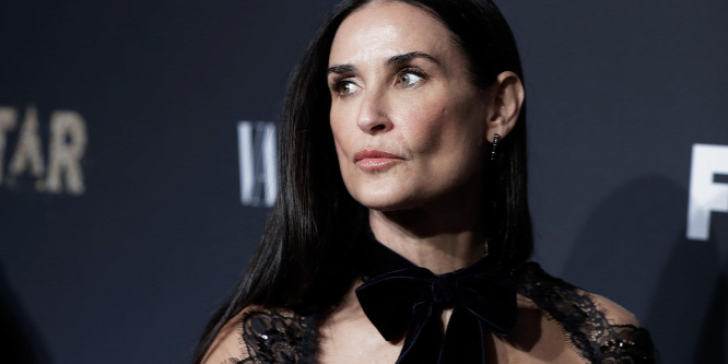 Demi Moore melltartó nélkül jelent meg egy tévéműsorban: fotók (18+)