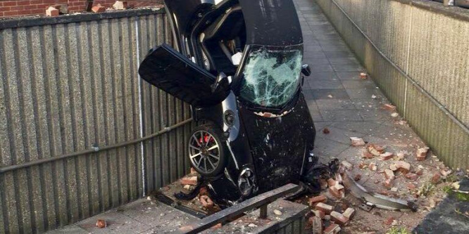 Áthajtott egy téglafalon Porschéjával egy nyugdíjas