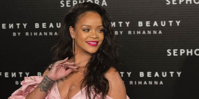 Saját magán mutatja be fehérnemű-kollekcióját Rihanna: videó