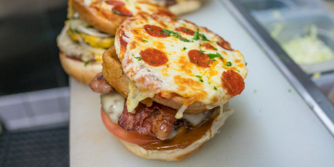 Imádjuk a pizzaburgert!