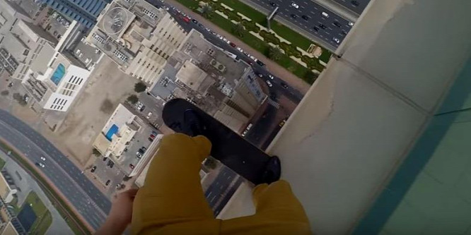 Hátborzongató trükköket csinál felhőkarcolókon egy gördeszkás - videó