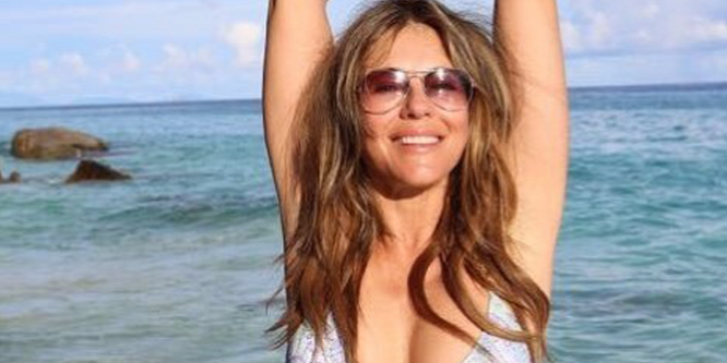 Hoppá! Közös bikinis fotót posztolt dögös nővérével Liz Hurley - Fotó