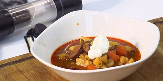 Recept hétvégére: krumplileves csicsókával és kolbásszal