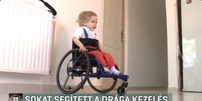 A gerincvelői izomsorvadásos kisfiú, Ábris szépen fejlődik, 50 milliót forint gyűlt össze számára