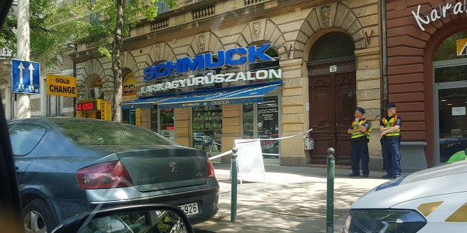 Rendőrök állnak egy budapesti ékszerbolt előtt