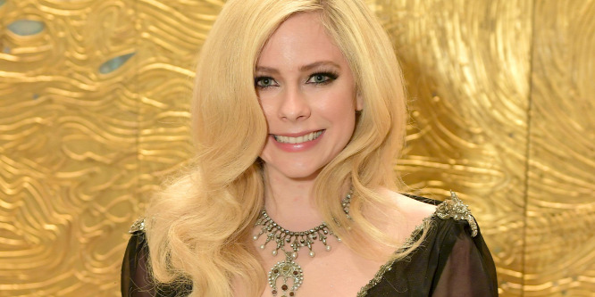 Avril Lavigne pucéran reklámozza új albumát: fotó