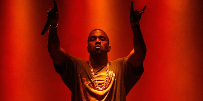 Kanye West borzalmas papucsot vett fel öltönyéhez: fotó