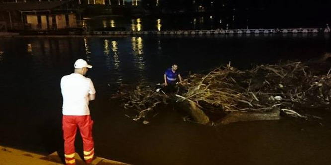 Az áradó Tiszából egy szemétkupac tetejéről mentettek ki egy férfit