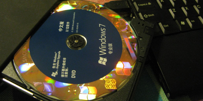 Börtönbüntetés járt a Windows telepítőlemezek írásáért