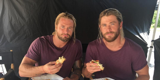 Chris Hemsworth szexi dublre, Bobby Holland Hanton vicces fotókat oszt meg kettejükrl