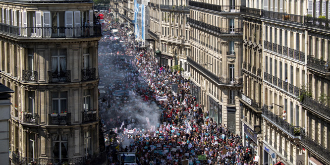 Tízezrek tüntettek Párizsban Macron ellen