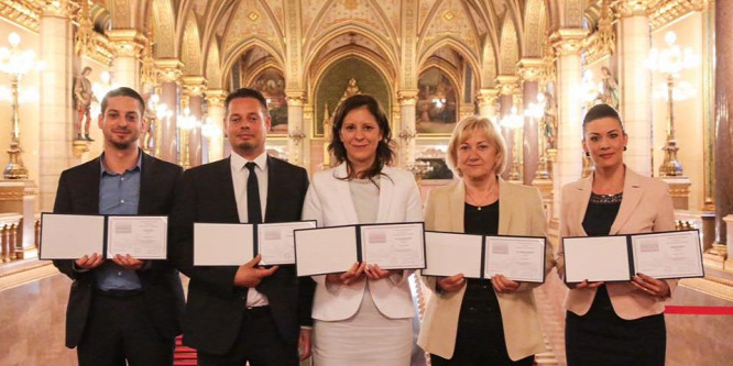 Az ellenzékiek büszkén veszik át mandátumukat, hiába kértek mást a tüntetők