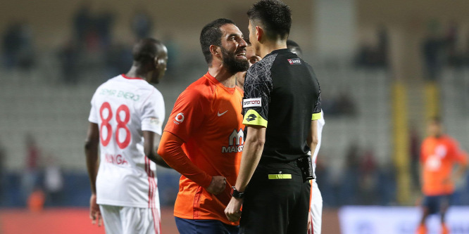 Két év, nyolc hónap szabadságvesztést kapott Arda Turan