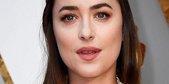 Dakota Johnson egy ismeretlen férfival csókolózik