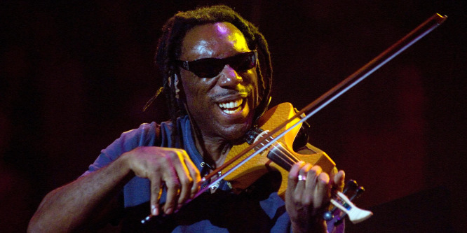 Szexuális zaklatás miatt rúgta ki a Dave Matthews Band a hegedűsét