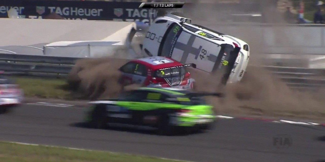 Égő ember a roncsokban, sokkoló balesetek és durva káromkodás a világ hallatára, ez Zandvoort