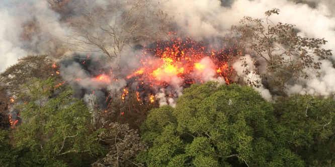 A tomboló vulkán lávája fröccsent egy férfire Hawaiin