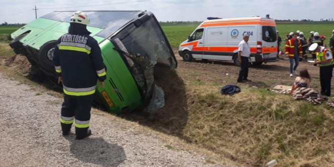 Busz borult árokba a 62-es úton Börgöndpusztánál, sok a sérült