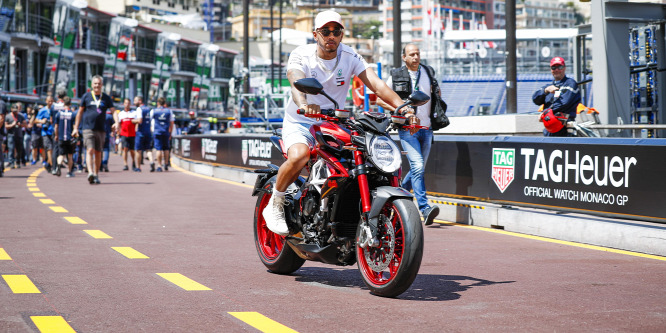 Hamilton túl gyorsan motorozott, csapata aggódott érte