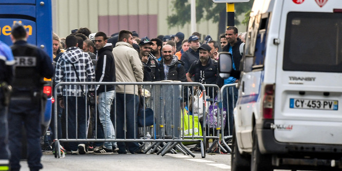 Elküldték a több száz migránst, de ellenálltak