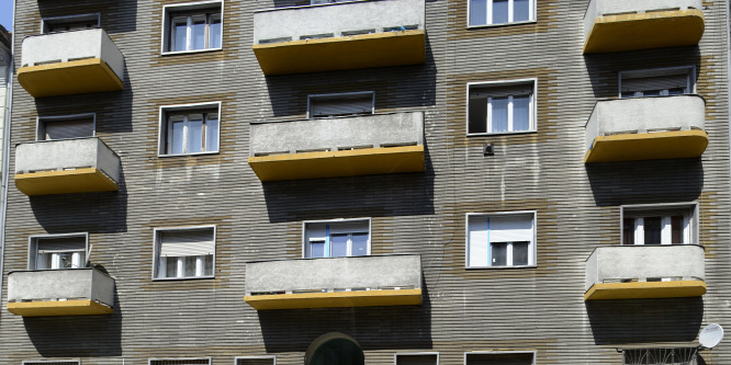 Erkélyeken kapaszkodott fel egy férfi, hogy megmentsen egy 4 éves gyereket
