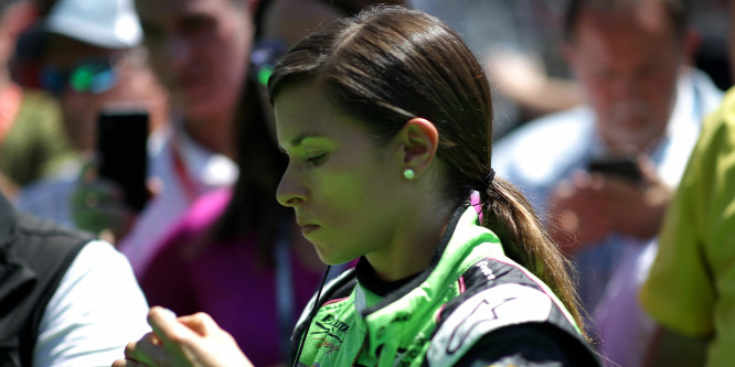 Egykori F1-esek és híres pilótanő is bukott az Indy 500-on