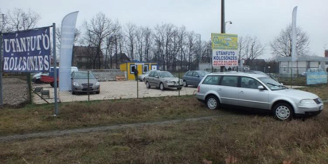 A kerítésen áthajtott a lopott autóval