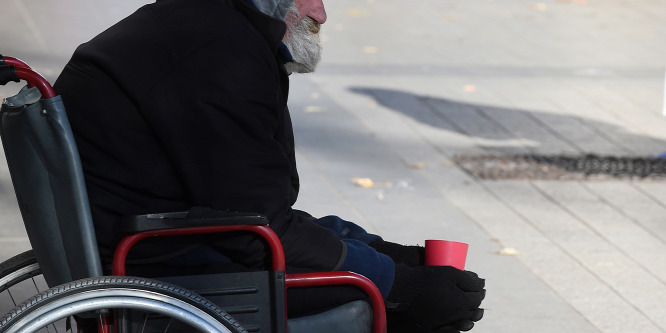 Orálisan elégített ki egy magatehetetlen hajléktalant egy férfi Budapesten (18+)