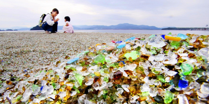 Kiszórtak egy csomó üveget egy strandra, turistaszenzáció lett belle - képek