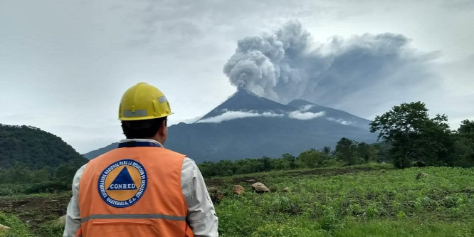 Több száz embert evakuáltak az ismét aktív guatemalai Fuego vulkán térségéből