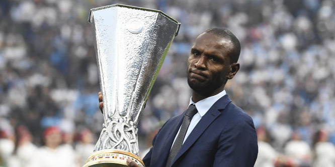 Eric Abidal komoly pozíciót kapott a Barcelonánál