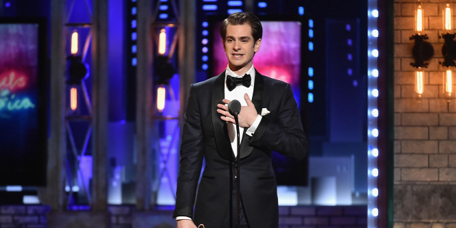 Andrew Garfield pucéran, bilincsbe verve sétált az utcán