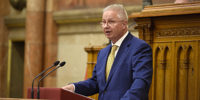 Trócsányi László perre megy Belgiumban