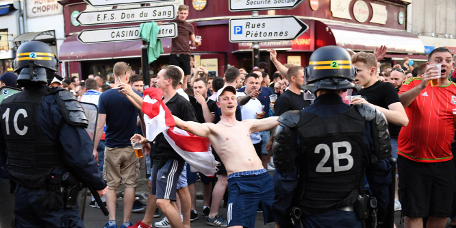 Több mint ezer angol huligán útlevelét vonta be a brit kormány