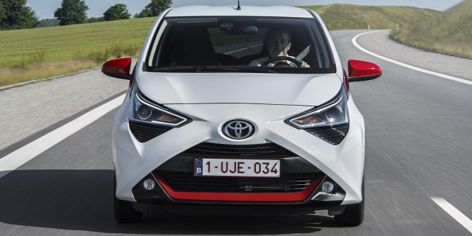 Újra nyakkendőben a kölcsönzők kedvence – Toyota Aygo menetpróba