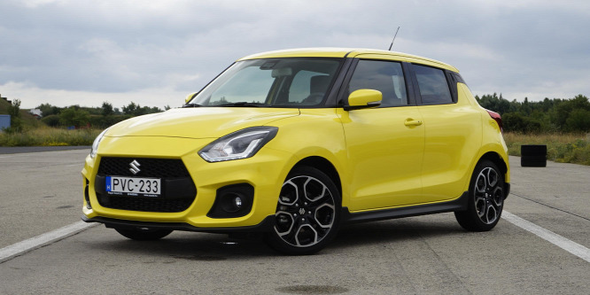 Felturbózták a huligán-Suzukit, de az ára láttán is dob majd egy hátast – Suzuki Swift Sport menetpróba