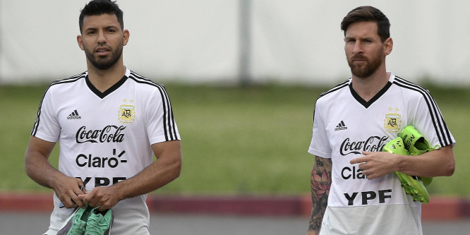 Messi trollkodott egyet az alvó Agüeróval - kép