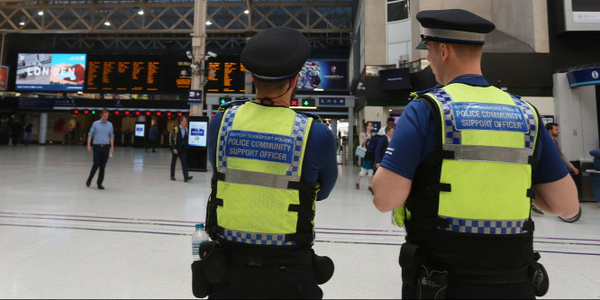 Lezártak egy londoni metróállomást egy bombával fenyegetőző ember miatt