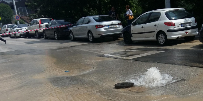Csőtörés miatt lezárták a Csörsz utcát Budán