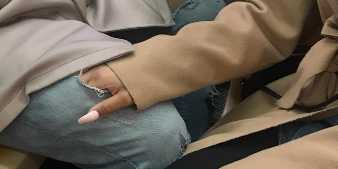 Metrón utazó emberek kezeit fotózza a fényképész